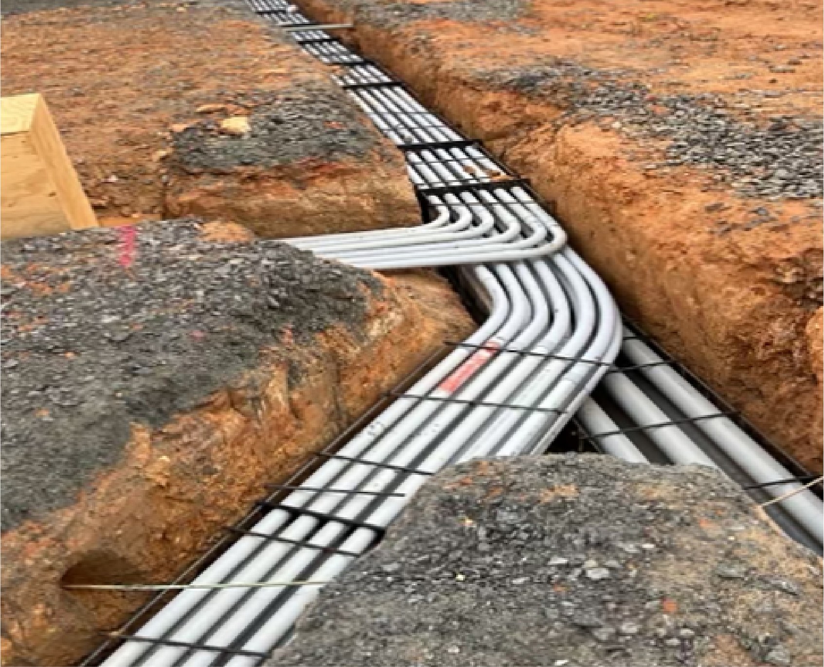 Conduit bundle on spacers sweeping through a duct bank trench